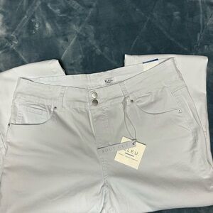 White denim bootcut jeans size 20W
NWT stretch comfortable cruise party dinner
